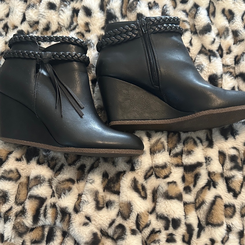 Elegant Black Wedge Ankle Boots size 8.5
